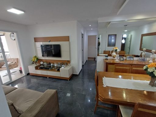 sala ampla 2 ambientes com acesso a varanda gourmet, espelho, teto rebaixado e sistema de iluminação diferenciada
