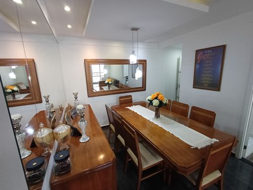 sala ampla 2 ambientes com acesso a entrada principal, espelho, teto rebaixado e sistema de iluminação diferenciada