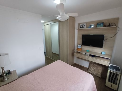 ampla suíte com armário planejado, ventilador de teto, bem arejada e iluminada