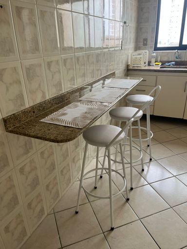ampla cozinha arejada com iluminação natural
