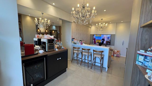 sala 2 ambientes semi integrada a cozinha estilo americana com sistema de iluminação impecável
