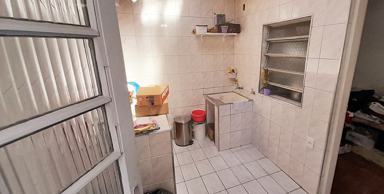 área de serviço com porta de vidro para o corredor e acesso ao quintal