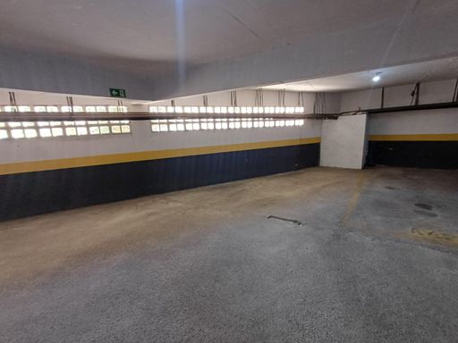 ampla garagem coberta e demarcada