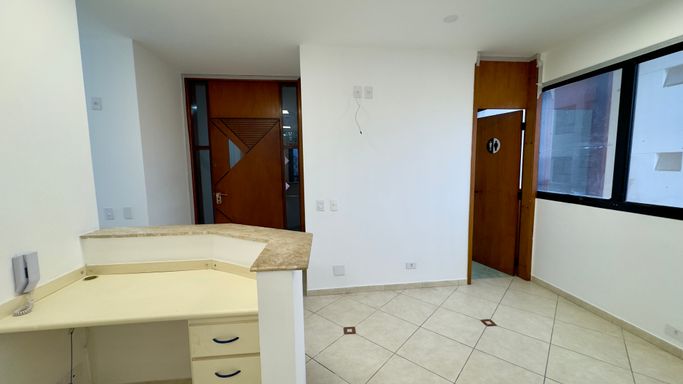 recepção com acesso a entrada principal e ao banheiro social