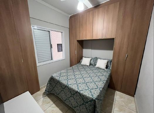 Dormitório com armário planejado e tela de proteção