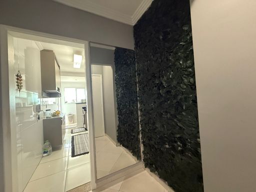 entrada principal em total requinte com acesso a cozinha e a área de serviço