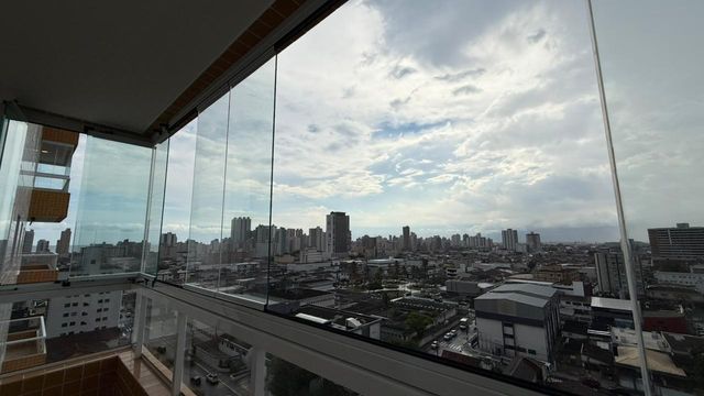 ampla varanda gourmet envidraçada com vista livre