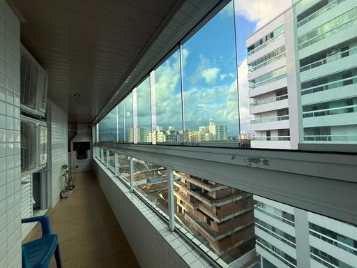 ampla varanda gourmet envidraçada com vista mar privilegiada