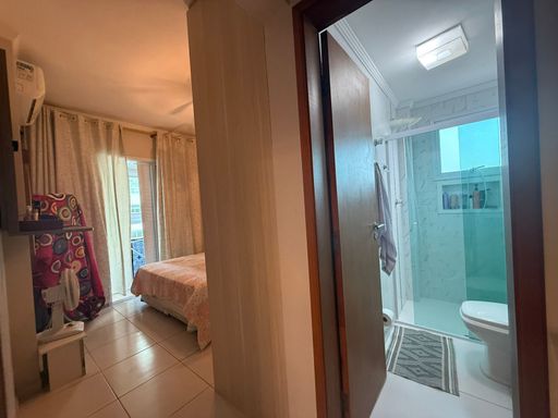 suíte com armários planejados em total requinte com acesso a varanda gourmet envidraçada