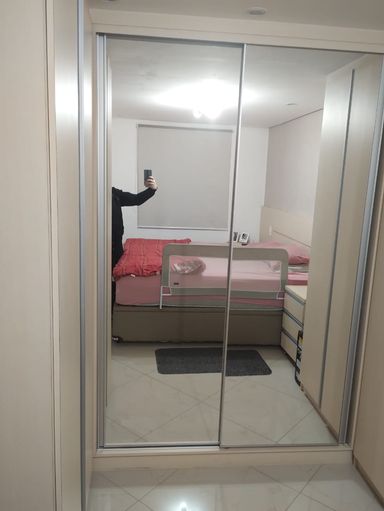 suíte com armários planejados espelhado