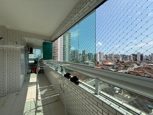 ampla varanda gourmet envidraçada, tela de proteção e com acesso a suíte e a área de serviço