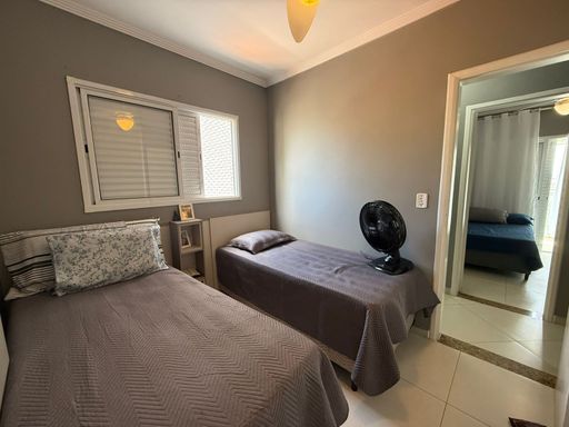 dormitório com armário planejado e ampla janela, bem arejado