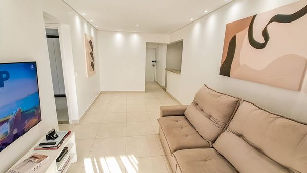 ampla sala 2 ambientes com acesso a entrada principal, semi integrada a cozinha