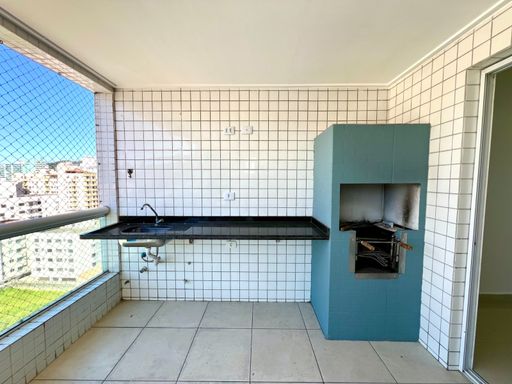 ampla varanda gourmet com churrasqueira a carvão e tela  de proteção