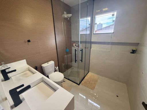 banheiro da suíte bem arejado com nicho e armário planejado