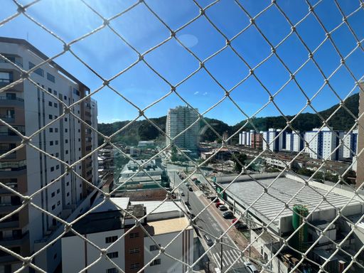vista livre e privilegiada da varanda gourmet ao morro do Xixová