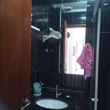 banheiro com box de vidro