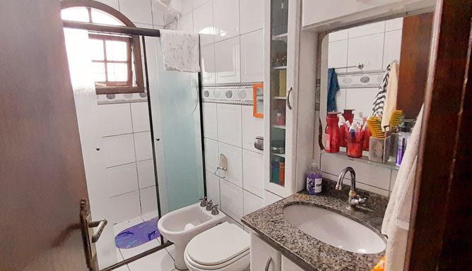 banheiro social com ventilação natural e box de vidro