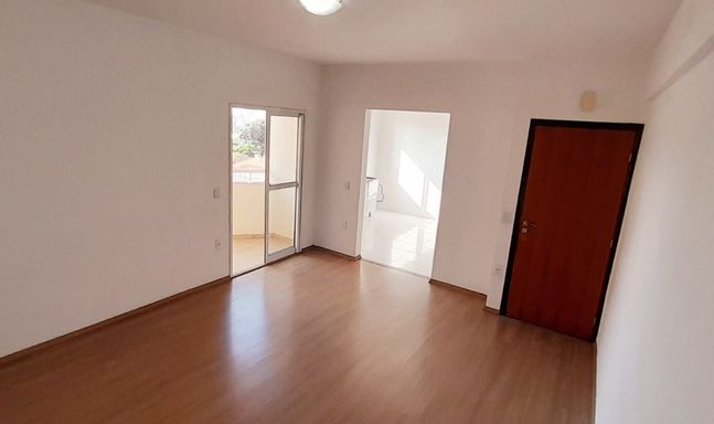 sala 2 ambientes com acesso a ampla cozinha bem iluminada e arejada