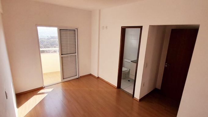 ampla suíte com varanda e vista livre privilegiada