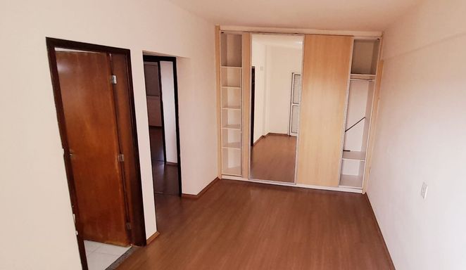 ampla suíte com varanda e armário planejado