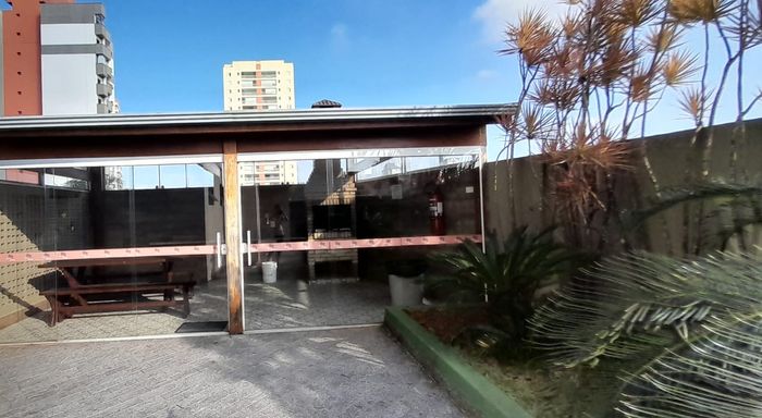 espaço gourmet envidraçado com churrasqueira a carvão