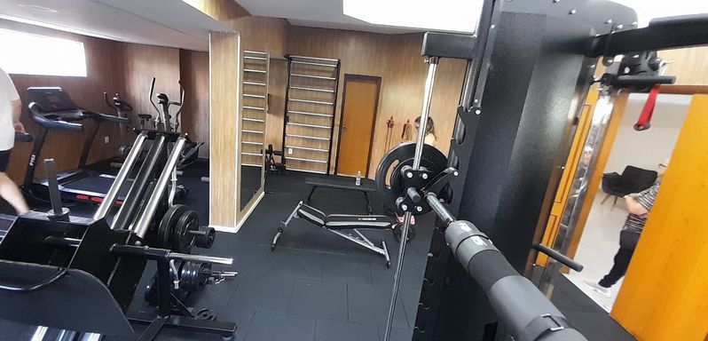 espaço fitness bem equipado
