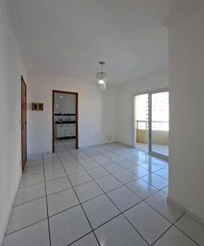 ampla sala com acesso a sacada gourmet e a cozinha