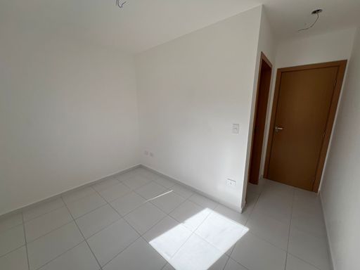 ampla suíte com iluminação natural