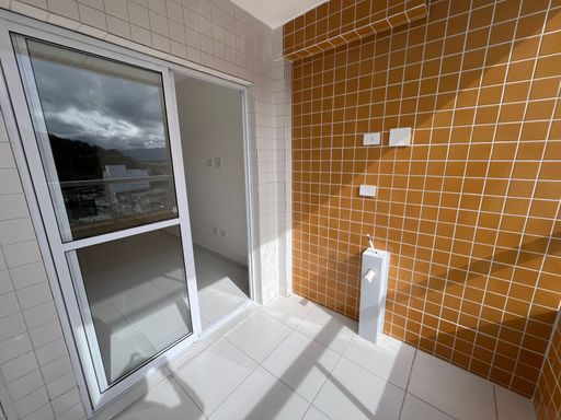 sacada com vista livre privilegiada e arborizada com acesso a sala 2 ambientes