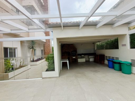 área da churrasqueira a carvão com acesso ao salão de festas