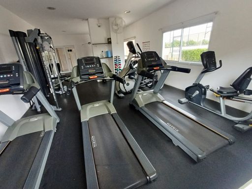 ampla academia bem equipada