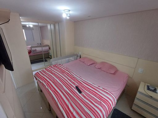 ampla suíte arejada e bem iluminada com teto rebaixado e armários planejados com espelho