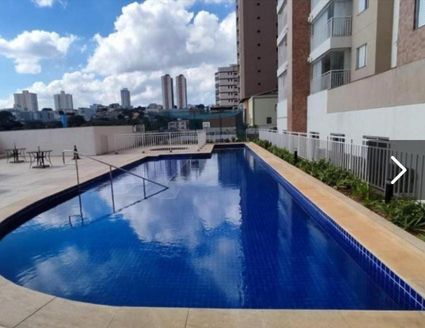 ampla área da piscina adulto e infantil