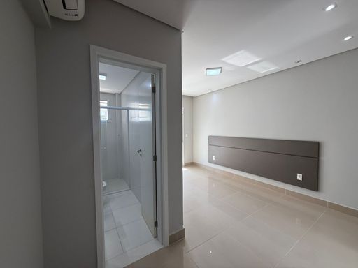 suíte bem arejada com ar condicionado e acesso a varanda envidraçada