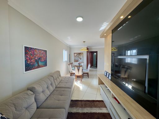 sala ampla 2 ambientes
bem iluminada
ventilação natural