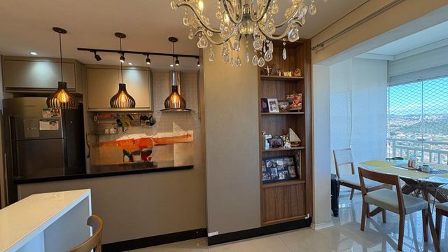 sala ampla 2 ambientes semi integrada a cozinha americana e acesso a varanda gourmet envidraçada com churrasqueira e cortina blackout