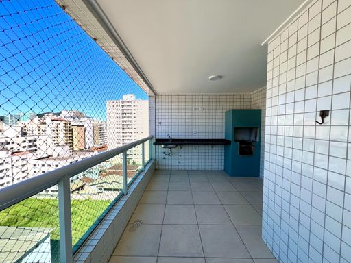 ampla varanda gourmet com churrasqueira a carvão e tela  de proteção