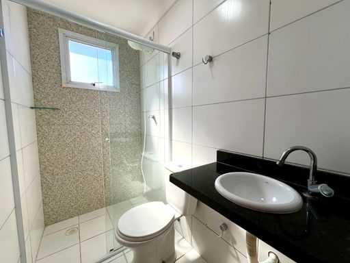 banheiro da suíte bem arejado com box de vidro
