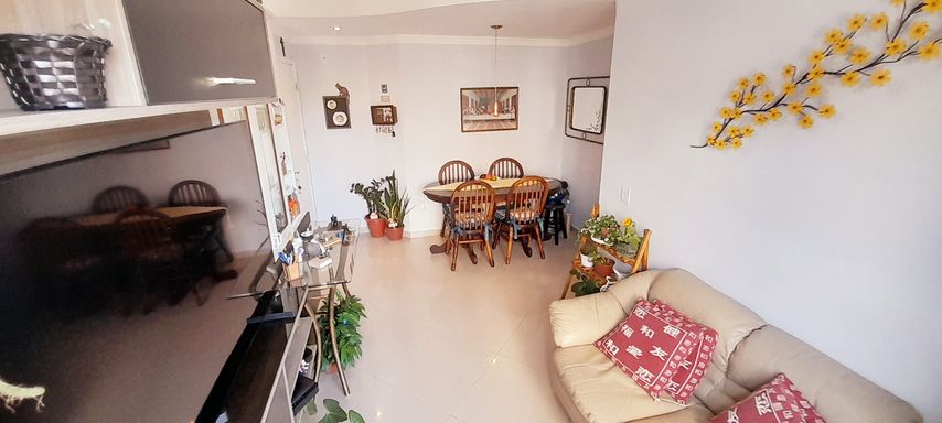 sala dois ambientes com sacada  semi integrada a cozinha