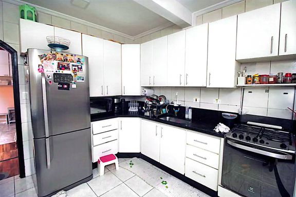 cozinha com armários planejados e pia ampla em granito preta