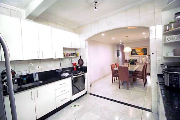 cozinha com armários planejados semi integrada a sala de jantar