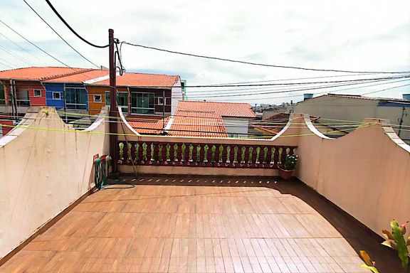 ampla varanda e vista para rua