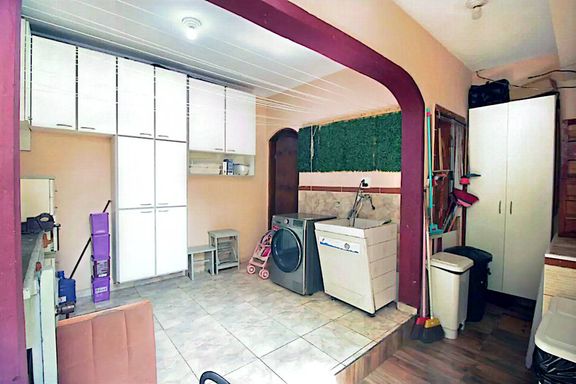 ampla área de serviço com acesso a cozinha e ao corredor lateral com acesso a garagem