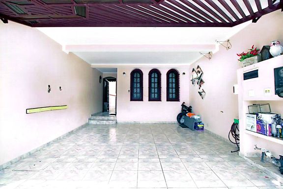 fachada com portão eletrônico e 2 vagas de garagem cobertas