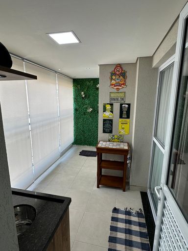 varanda gourmet envidraçada com cortina blackout e churrasqueira a carvão