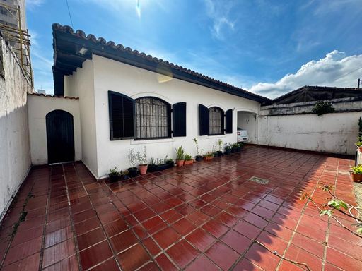 amplo quintal com garagem para 4 carros grandes