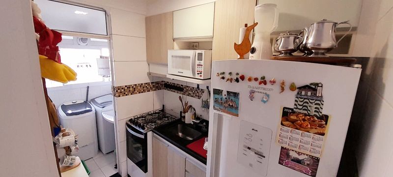 cozinha bem arejada com armários planejados