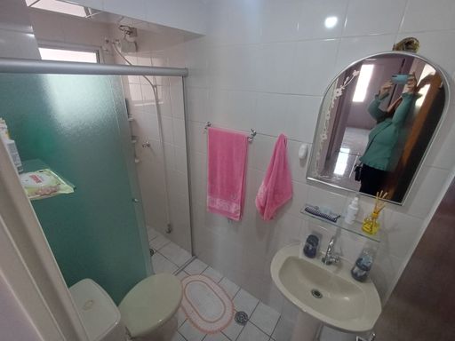 banheiro bem arejado com box de vidro