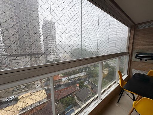 Varanda envidraçada dos quartos com vista privilegiada ao morro do Xixová